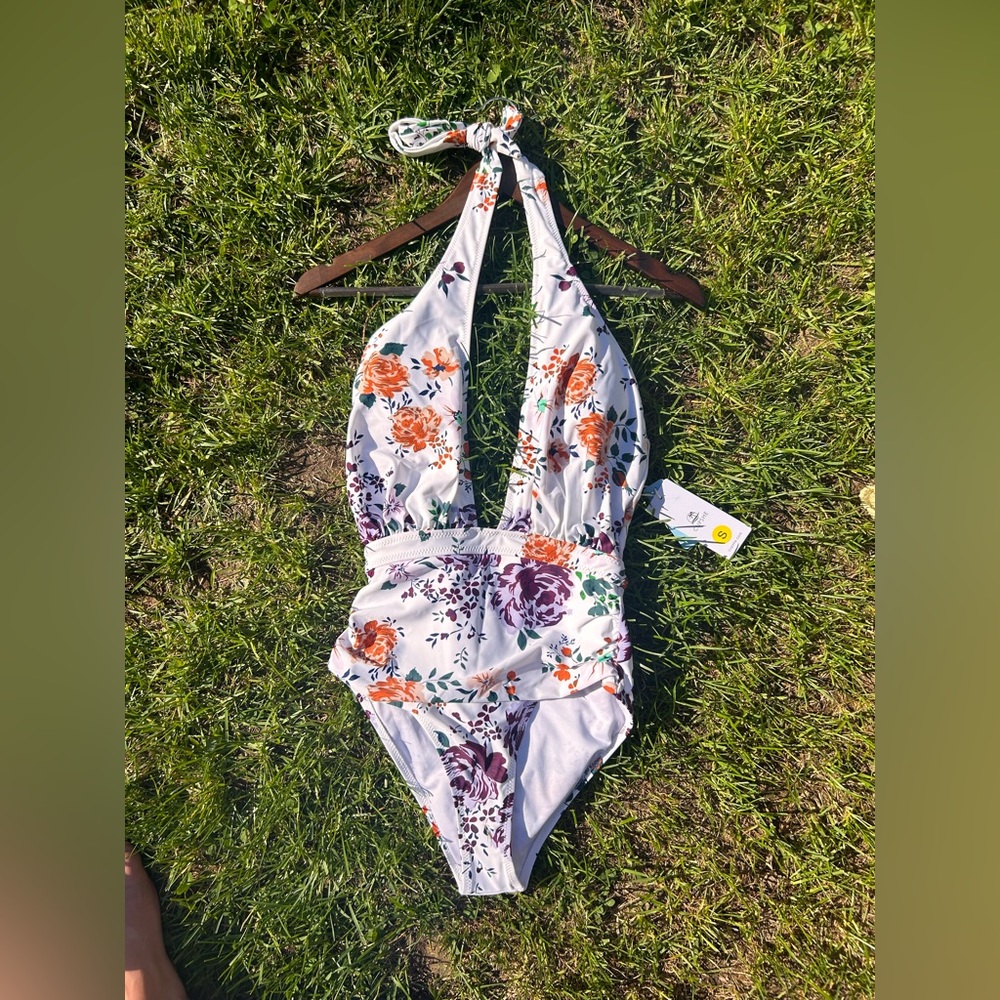 One-piece bathing suit👙